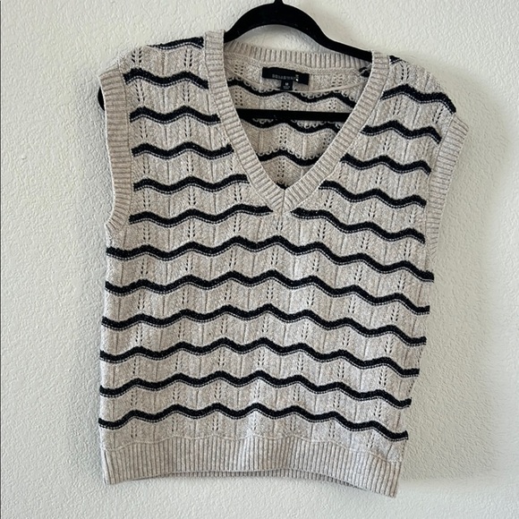 Broadway women size  mBlack and Cream Sleeveless Sweater - Picture 1 of 10